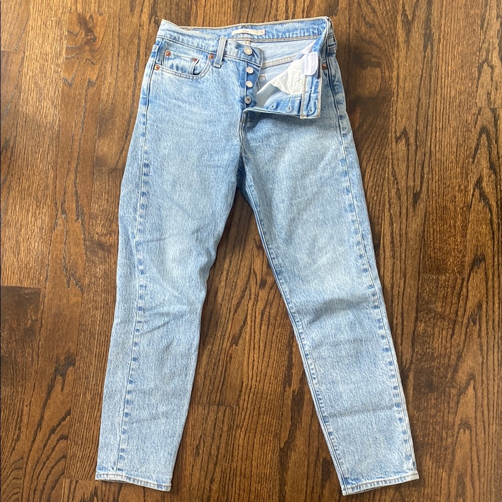 Levi’s Wedgie Cropped Light Wash Jeans - Size 25
